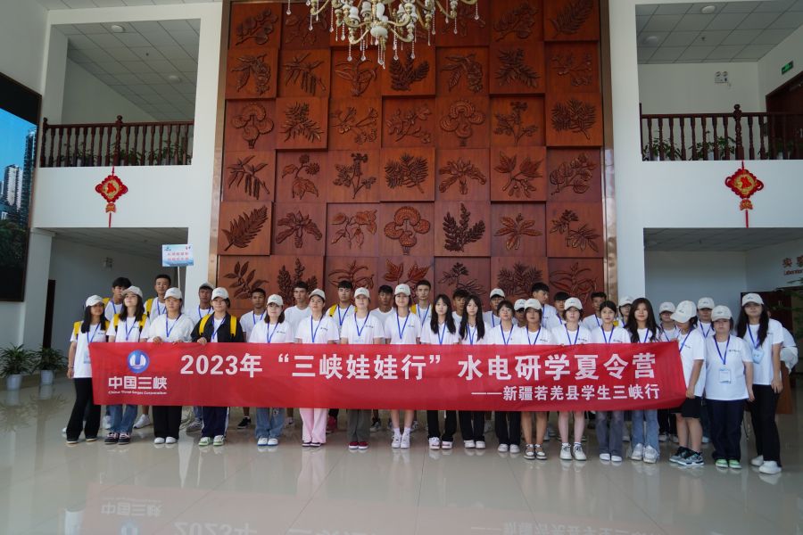 新疆若羌三峽娃娃在珍稀植物培育基地合影留念。汪朝暉拍攝