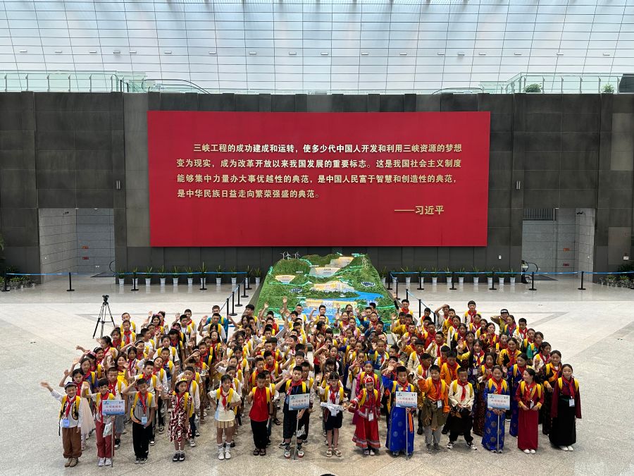 來自新疆、西藏、內蒙古、重慶等地的三峽娃娃在三峽工程博物館合影留念。黃欣拍攝