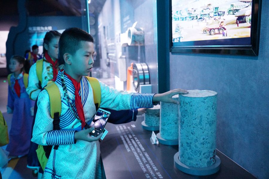 “三峽娃娃”觸摸巖芯。（攝影：秦鈴萌）